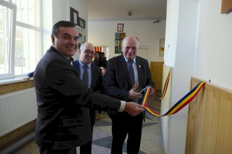 Primarul Dragoş Chitic taie panglica pentru inaugurarea unor wc-uri