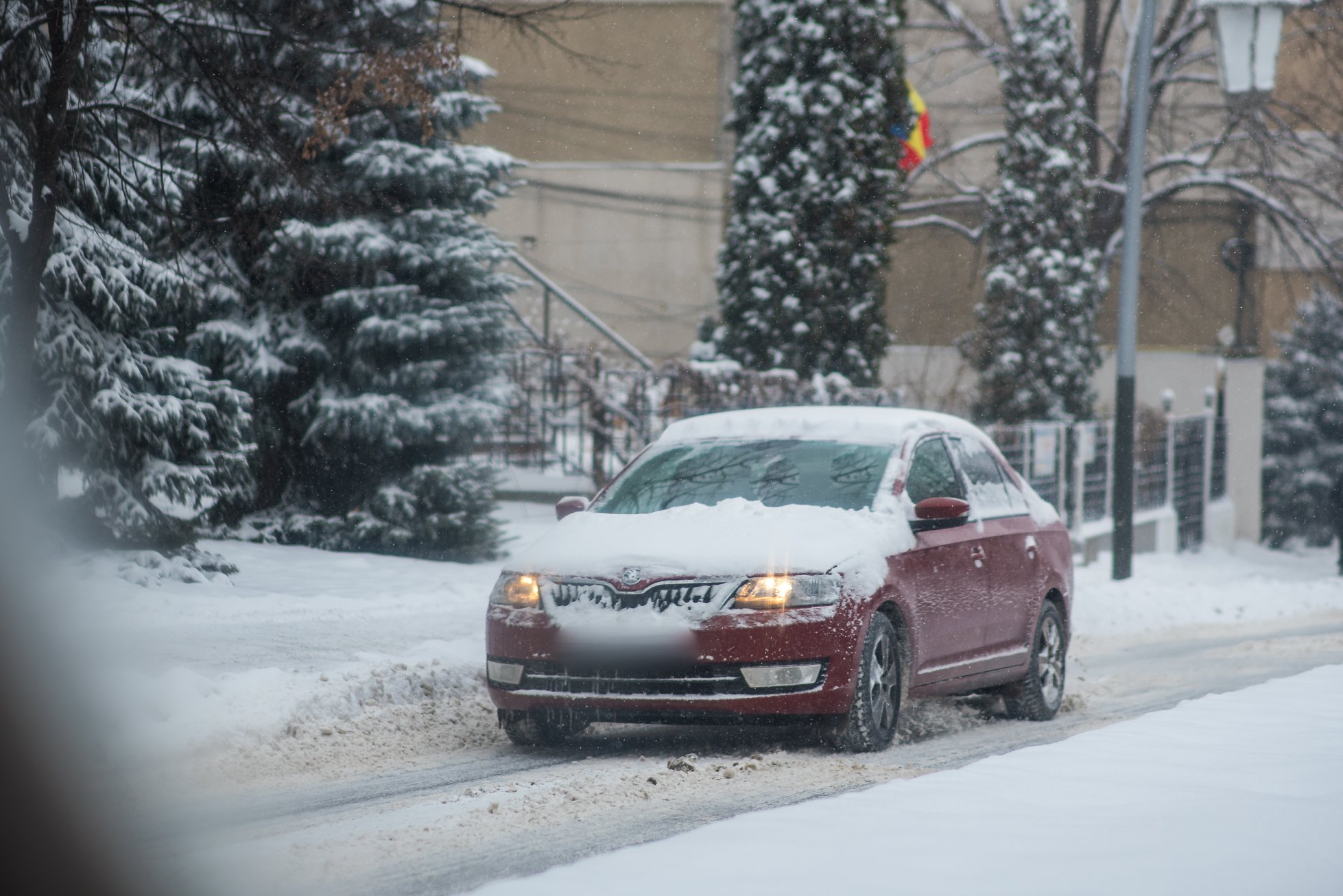 Despre șoferii care circulă cu mașinile acoperite de zăpadă